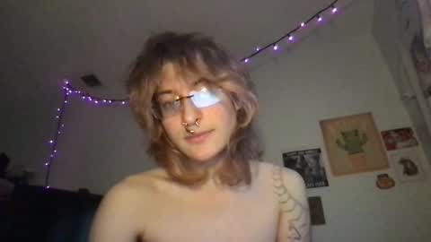 Snapshot of boywithbug chatting on March 10, 1:54 pm boywithbug online show from March 10, 1:54 pm