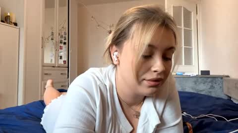 Mia   online show from April 3, 9:49 am