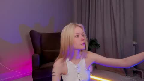 Snapshot of callista_a chatting on October 11, 11:15 am Robin online show from October 11, 11:15 am