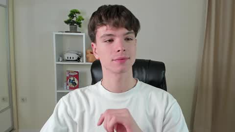 Hey I am Calvin  online show from February 8, 7:05 pm