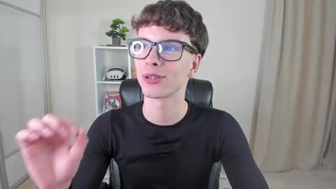 Hey I am Calvin  online show from February 18, 7:09 pm