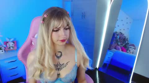 Snapshot of cami_mila99 chatting on December 15, 4:07 am CAMI  online show from December 15, 4:07 am