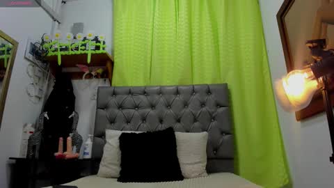 Snapshot of candi_afrodita chatting on October 18, 8:57 pm candi afrodita online show from October 18, 8:57 pm