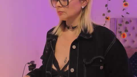 Snapshot of candiegilson__ chatting on October 10, 12:00 pm Candie online show from October 10, 12:00 pm