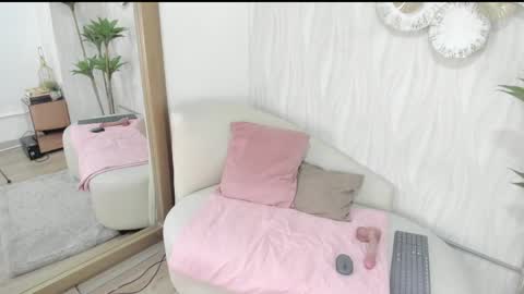 candy eyes  online show from May 1, 4:50 am
