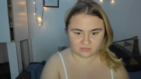 candymilas online show from December 14, 9:02 pm