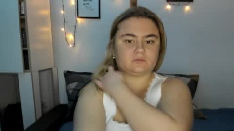 candymilas online show from December 4, 4:15 am