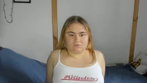 candymilas online show from December 17, 8:23 am
