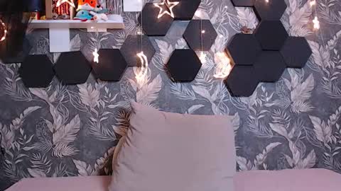 Mia online show from October 28, 3:51 am