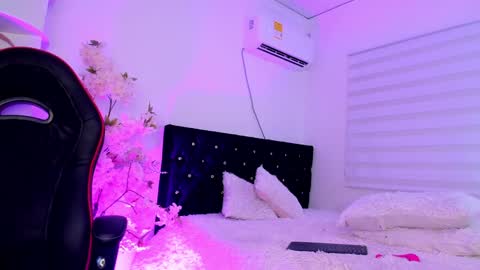 Snapshot of caramelo_exotico chatting on December 23, 9:27 am Caramel online show from December 23, 9:27 am