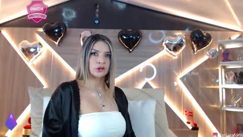 Snapshot of carlotta_ricci chatting on September 30, 10:09 pm Carla Carla I am sensual goddes and i was born for loveworshipping and enjoyment. online show from September 30, 10:09 pm