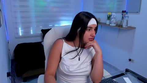 caroline_rodriguez_9 online show from February 27, 8:12 pm