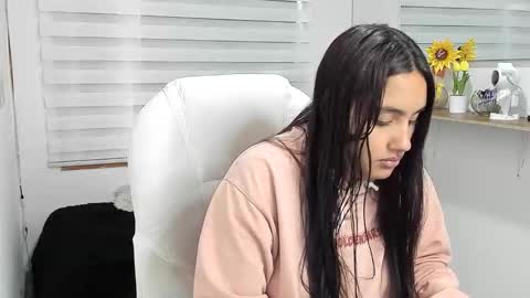 caroline_rodriguez_9 online show from April 4, 12:12 pm