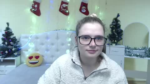 Caroline online show from December 5, 2:39 pm