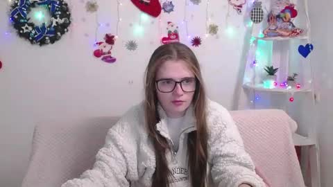 Caroline online show from December 8, 1:14 pm