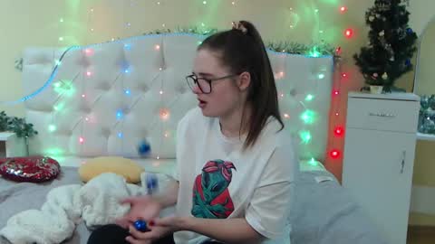 Caroline online show from December 5, 11:33 am