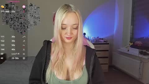 Cassie Rosss online show from December 8, 12:13 am