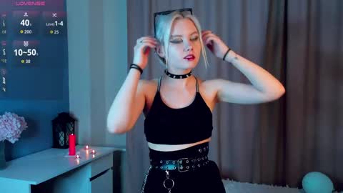 Mia online show from April 4, 11:06 am