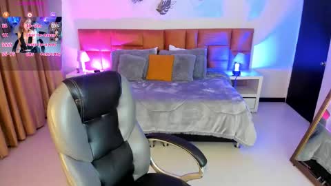 catti_brie_ online show from October 29, 12:07 pm