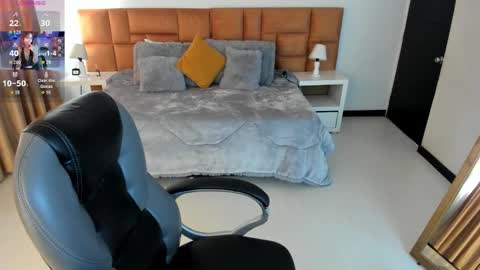 catti_brie_ online show from November 4, 11:55 am