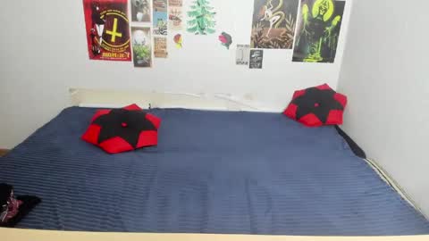 cattie_w_ online show from April 18, 1:40 am