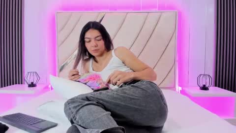 celestebellmont online show from November 24, 1:43 pm