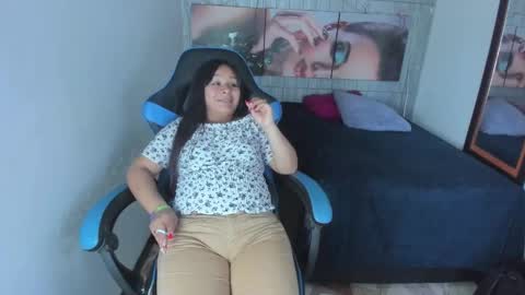 Snapshot of charis_21 chatting on October 17, 4:27 am charis 2 online show from October 17, 4:27 am