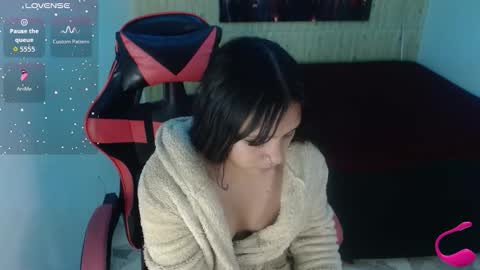Snapshot of charis_21 chatting on October 19, 4:39 am charis 2 online show from October 19, 4:39 am