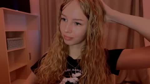 Evie online show from November 24, 9:19 am