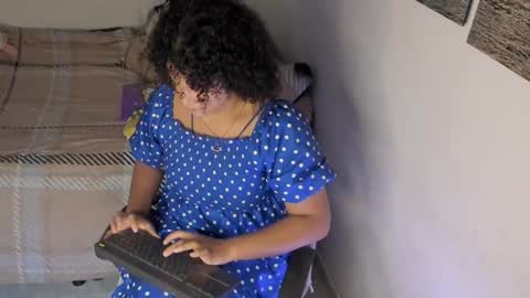 chloe_kisses online show from March 7, 12:05 pm