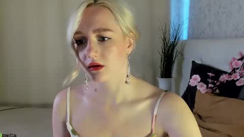 Chloe Deccker online show from June 29, 1:02 am
