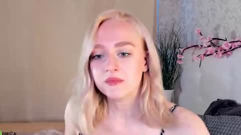 Chloe Deccker online show from June 17, 1:10 am