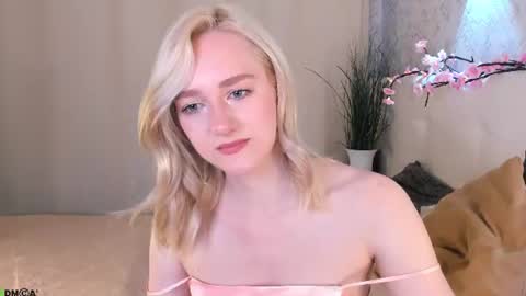 Chloe Deccker online show from June 25, 1:35 am