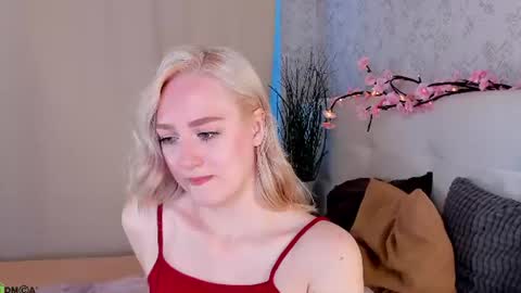 Chloe Deccker online show from June 18, 1:11 am