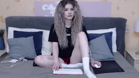 chloemurmeow online show from April 18, 7:54 am