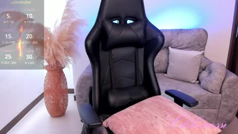 Laura online show from April 10, 7:07 pm