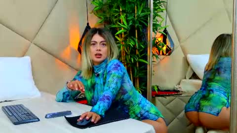Chloe Vee online show from June 23, 5:15 am
