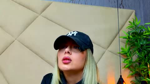 Chloe Vee online show from June 12, 5:17 am