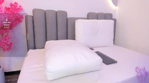 chlowe online show from March 14, 3:10 am