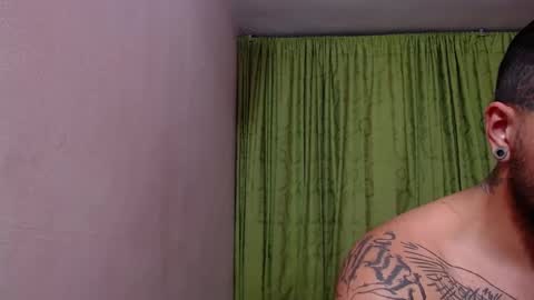 Snapshot of chriss_james chatting on February 6, 3:27 am chriss_james online show from February 6, 3:27 am
