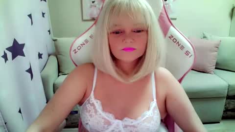 Snapshot of christirose chatting on October 21, 7:02 am Christi online show from October 21, 7:02 am