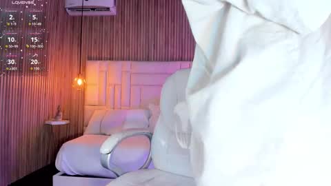 C L O E  online show from November 13, 4:59 am