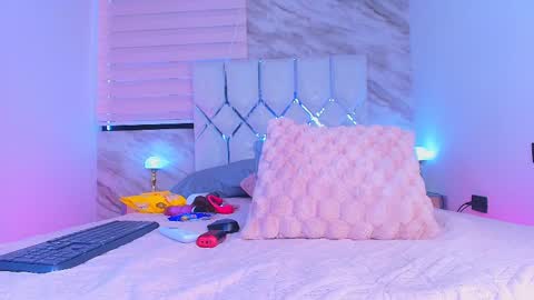 colett online show from November 13, 12:52 pm