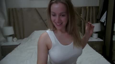 Snapshot of cosmo_blondiee chatting on October 20, 10:20 am cosmo_blondiee online show from October 20, 10:20 am