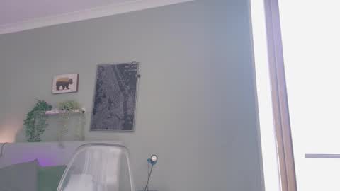 Nicole  Connection time 220pm-910pmCol online show from October 28, 7:59 pm