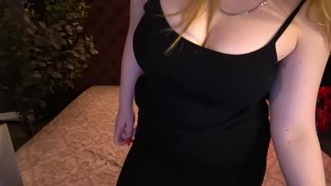 crystallpaws_ online show from May 26, 5:46 am