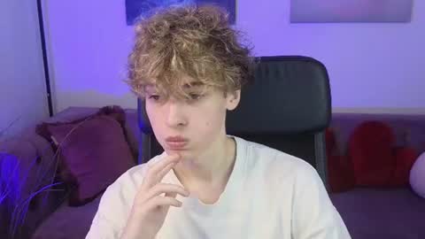 curly_twinkboy online show from July 25, 8:29 pm