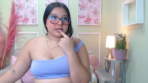 Snapshot of curvydelicios_zoe chatting on October 22, 1:35 pm Zoe online show from October 22, 1:35 pm