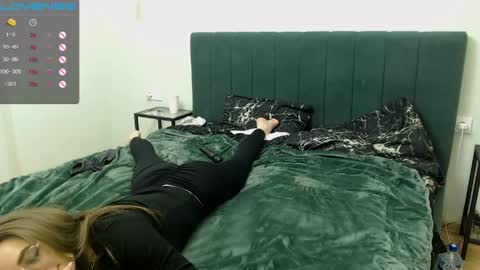 cute_girl_mia__ online show from May 13, 7:07 am