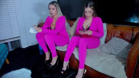 WANNA SEE MORE OF TWINS              online show from November 21, 2:09 am